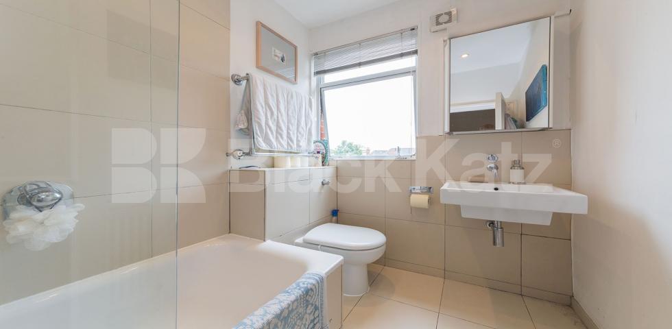 			New Instruction! Private balcony!, 2 Bedroom, 1 bath, 1 reception Flat			 Christchurch Road, Crouch End